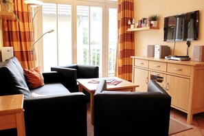 Télévision, lecteur de DVD, livres, chaîne hi-fi