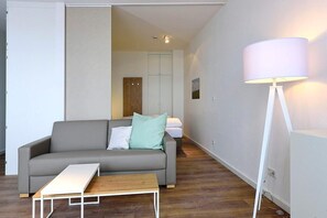 Télévision, livres, chaîne hi-fi