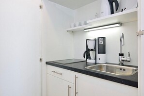 Kühlschrank, Herdplatte, Wasserkocher mit Kaffee-/Teezubehör, Toaster