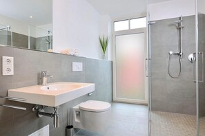 Douche, sĂšche-cheveux, serviettes fournies