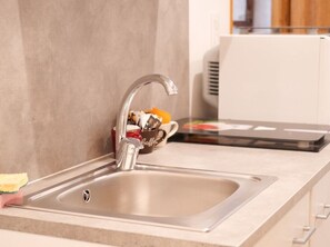 High chair, dining tables - Welcome to Lougissoun, group gîte in the heart of Provence (Entrecasteaux)