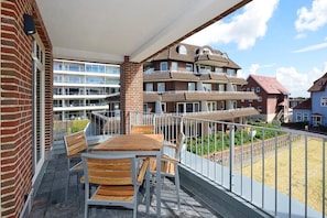 Outdoor dining - Hochwertiges Apartment an der Nordsee mit Sonniger, Großer Loggia in Südlage (Nordseeheilbad Wangerooge)