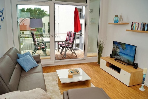 Tv, dvd-afspiller, bøger, stereoanlæg