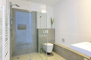 Douche, sèche-cheveux, serviettes fournies