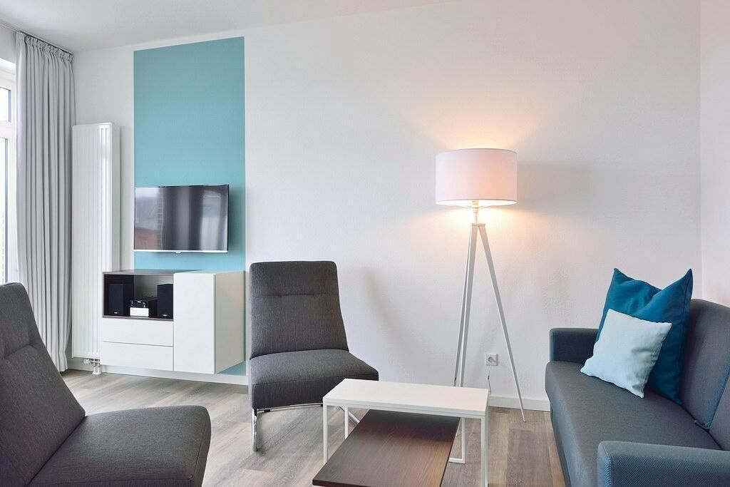 Fernseher, Bücher, Stereoanlage