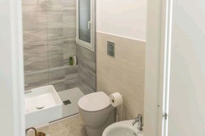 Dusche, Haartrockner, Bidet, Handtücher