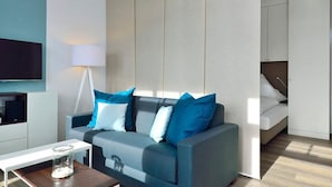 Una sala de estar moderna con un sofá, una mesa de centro y un televisor.
