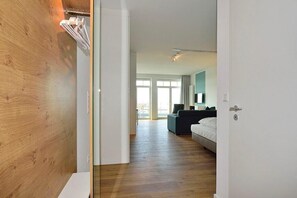 Fernseher, Bücher, Stereoanlage