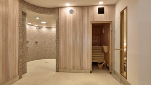 A modern spa area with a curved shower, wooden panel walls, and a wooden sauna. - Modernes Apartment an der See mit Westbalkon, Meerblick und Saunabereich im Haus (Nordseeheilbad Wangerooge)