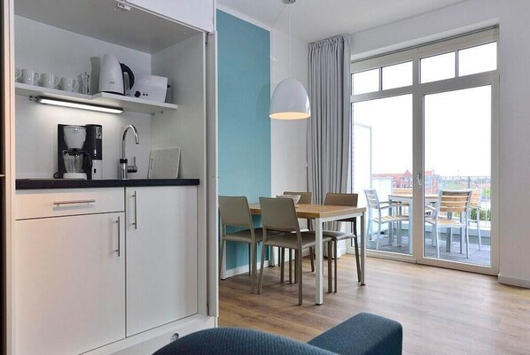 Kühlschrank, Herdplatte, Wasserkocher mit Kaffee-/Teezubehör, Toaster