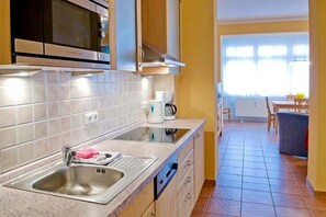 Kylskåp, mikrovågsugn, spishäll och diskmaskin