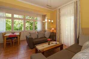 TV, DVD player, livros, aparelho de som