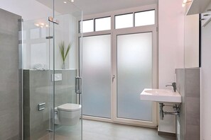 Dusche, Haartrockner, Handtücher