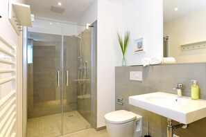 Dusche, Haartrockner, Handtücher