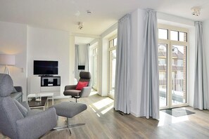 Fernseher, Bücher, Stereoanlage