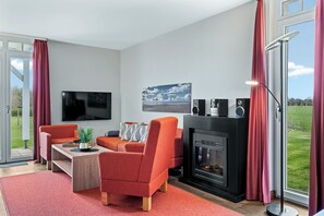 Fernseher, Kamin, Bücher, Stereoanlage