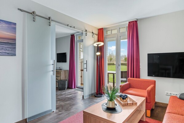 Fernseher, Kamin, Bücher, Stereoanlage