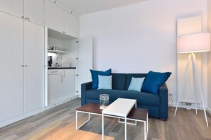 Fernseher, Bücher, Stereoanlage