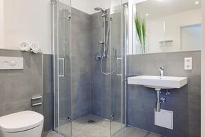 Dusche, Haartrockner, Handtücher