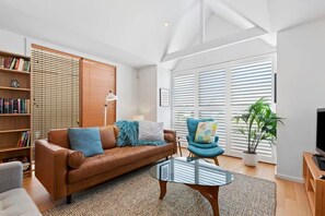 TV, fireplace, offices - Coastal Chic, 500m to beach, pet friendly (Ocean Grove)