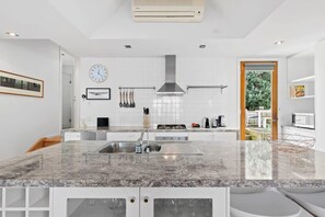 Fridge, microwave, oven, stovetop - Coastal Chic, 500m to beach, pet friendly (Ocean Grove)