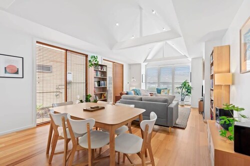 Coastal Chic, 500m to beach and pet friendly