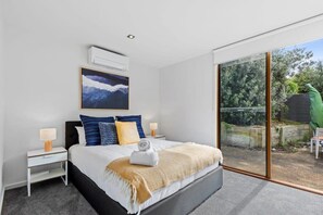 3 bedrooms, iron/ironing board, WiFi, bed sheets - Coastal Chic, 500m to beach, pet friendly (Ocean Grove)