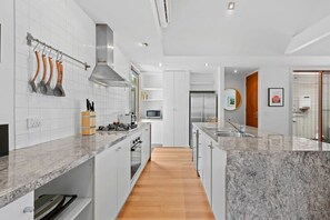 Fridge, microwave, oven, stovetop - Coastal Chic, 500m to beach, pet friendly (Ocean Grove)