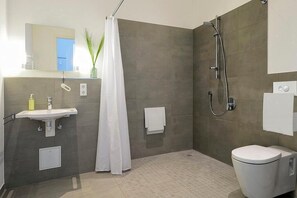 Dusch, hårtork och handdukar