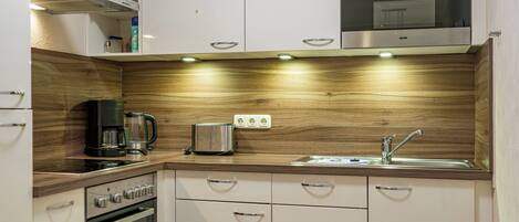 冷蔵庫、電子レンジ、オーブン、コンロ