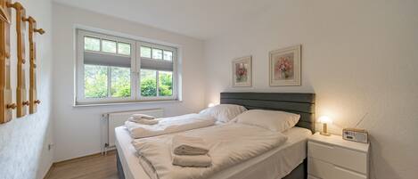 2 bedrooms, iron/ironing board, free WiFi