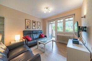 TV, DVD player, books, stereo