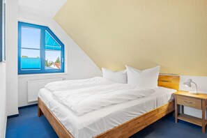 3 bedrooms, iron/ironing board, free WiFi - Familienfreundliche Maisonette-ferienwohnung mit Balkon - nur 250 m zum Strand! (Ostseebad Boltenhagen)