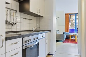 Fridge, microwave, oven, stovetop - Familienfreundliche Maisonette-ferienwohnung mit Balkon - nur 250 m zum Strand! (Ostseebad Boltenhagen)