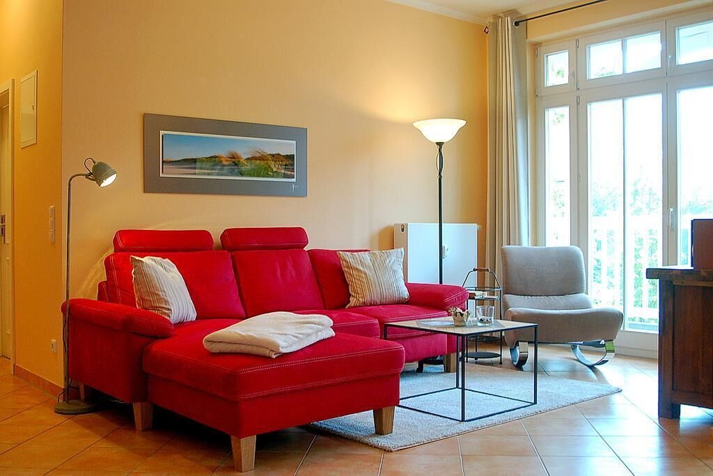 Fernseher, DVD-Player, Bücher, Stereoanlage