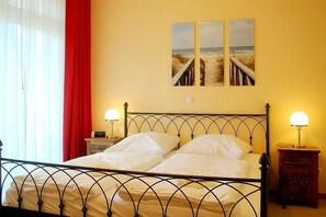 2 bedrooms, iron/ironing board, free WiFi - Strandnahe Ferienwohnung an der Ostsee mit Balkon, Saunabereich & Pool im Haus! (Ostseebad Kühlungsborn)