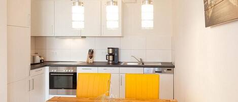 Køleskab, mikrobølgeovn, ovn, kogeplade