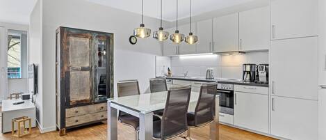 Fridge, oven, stovetop, dishwasher