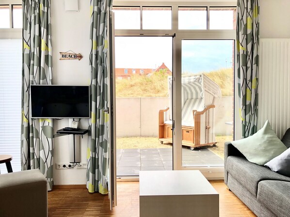 Fernseher, DVD-Player, Bücher