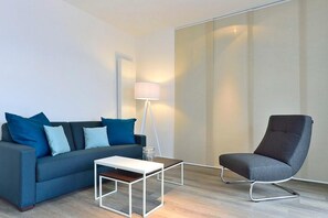 TV, books, stereo - Tolles Apartment an der Nordsee mit Sonnigem Süd-balkon und Saunabereich im Haus (Nordseeheilbad Wangerooge)