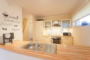 Kühlschrank, Mikrowelle, Ofen, Herdplatte