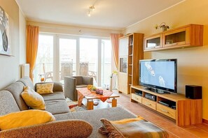 Fernseher, DVD-Player, Bücher, Musikbibliothek