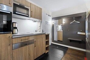 Een koelkast, een microgolfoven, een oven, een kookplaat