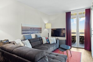 Televisie, een open haard, boeken en een stereo