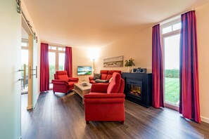 TV, fireplace, stereo