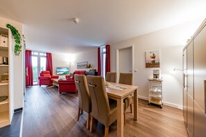 Dining - Strandnahe, Schöne Wohnung mit Sauna, Terrasse mit Strandkorb und Landblick (Nordseebad Wremen)