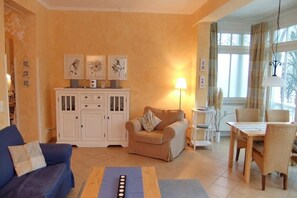 Fernseher, DVD-Player, Bücher, Stereoanlage