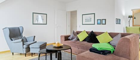 Una televisión, un reproductor de DVD, un reproductor estéreo