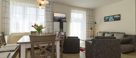 Fernseher, DVD-Player, Stereoanlage