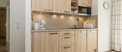 Frigorífic, microones, placa de cuina i rentaplats